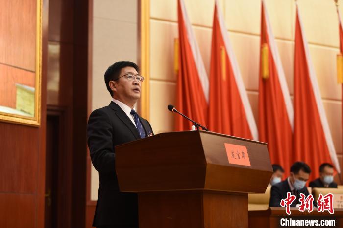 图为青海省果洛州人民政府州长叶万彬作政府工作报告。 多杰昂秀 摄 图为青海省果洛州人民政府州长叶万彬作政府工作报告。 多杰昂秀 摄