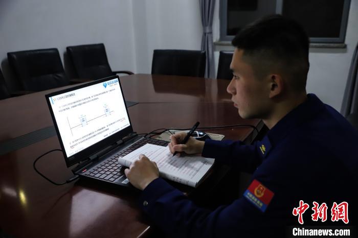 杨杰在休息时间通过电脑学习业务知识。 蔡增欣 摄 杨杰在休息时间通过电脑学习业务知识。 蔡增欣 摄
