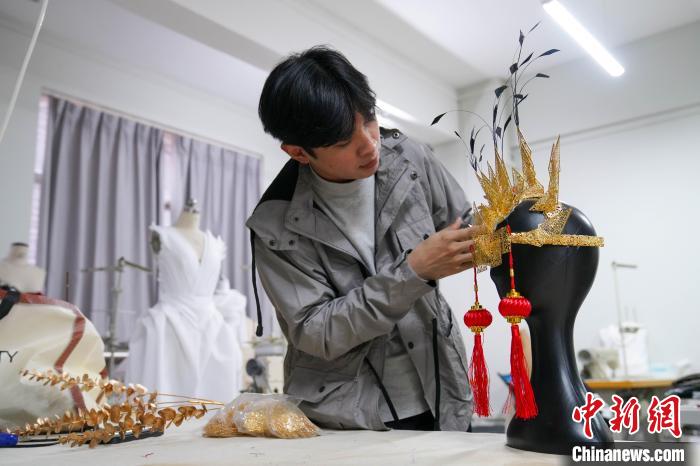 裴优术在设计作品。 王以照 摄 裴优术在设计作品。 王以照 摄