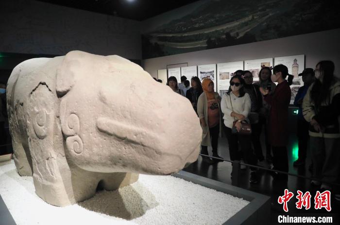 采风团参观成都博物馆。 王磊 摄 采风团参观成都博物馆。 王磊 摄