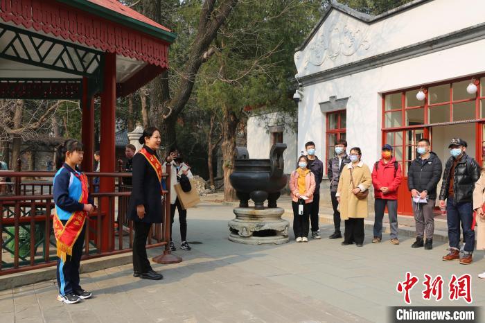 图为香山公园开展的志愿服务活动。 北京市公园管理中心供图 图为香山公园开展的志愿服务活动。 北京市公园管理中心供图