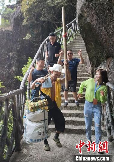 钟永雄与游客跳舞互动。 受访者供图 钟永雄与游客跳舞互动。 受访者供图