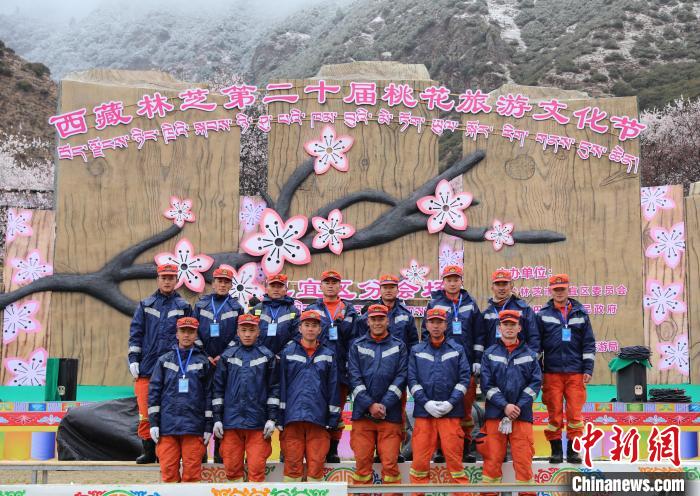 消防员们合影留念。 西绕拉翁 摄 消防员们合影留念。 西绕拉翁 摄