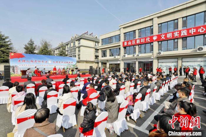 “先模人物在你身边·文明实践遍地花开 ”学雷锋志愿服务广场活动在泰安市泰山区举行。 陈阳 摄 “先模人物在你身边·文明实践遍地花开 ”学雷锋志愿服务广场活动在泰安市泰山区举行。 陈阳 摄