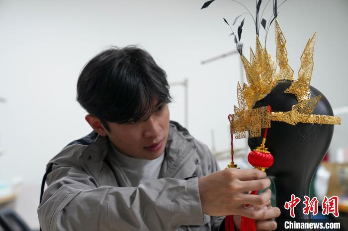 裴优术在设计作品。 王以照 摄 裴优术在设计作品。 王以照 摄