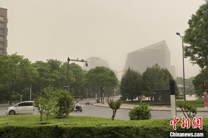 图为位于西安市曲江新区的一处街道,远处的建筑在沙尘中若隐若现。 张一辰 摄 图为位于西安市曲江新区的一处街道,远处的建筑在沙尘中若隐若现。 张一辰 摄