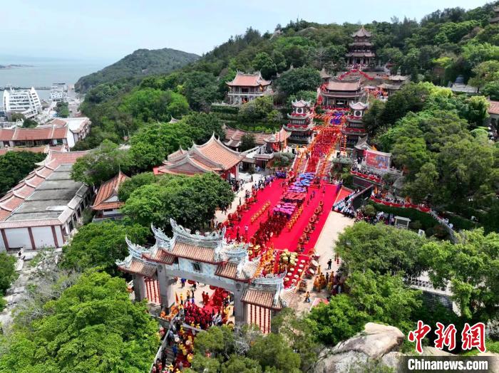 航拍福建湄洲岛启动“天下妈祖回娘家”活动盛况。 林昇辉 摄 航拍福建湄洲岛启动“天下妈祖回娘家”活动盛况。 林昇辉 摄