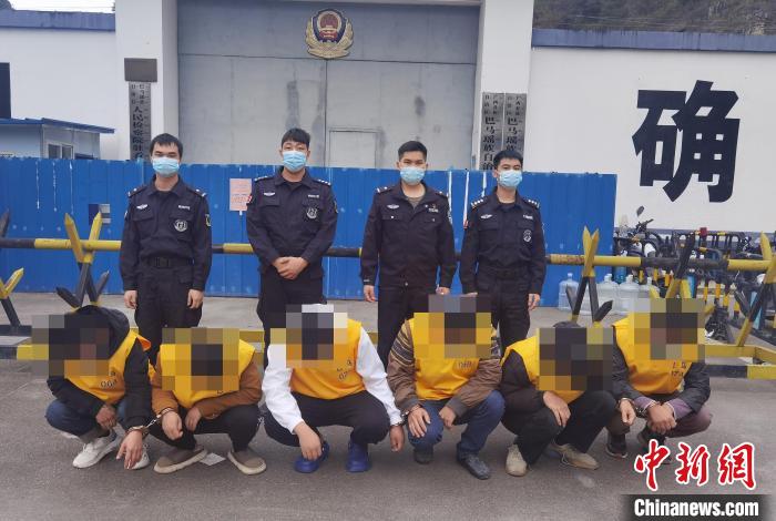 图为2023年4月8日,警方第二次集中“收网”抓获6名嫌疑人。 警方供图 图为2023年4月8日,警方第二次集中“收网”抓获6名嫌疑人。 警方供图