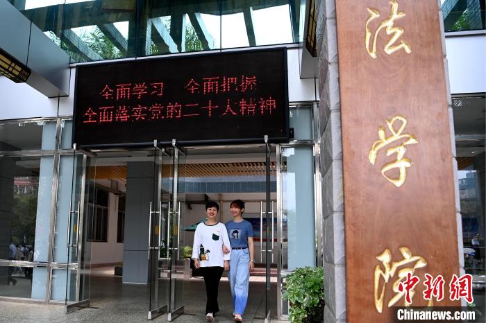 林萍萍是彭素萍的舍友,二人在枯燥的法学学习中相互扶持。 张金川 摄 林萍萍是彭素萍的舍友,二人在枯燥的法学学习中相互扶持。 张金川 摄