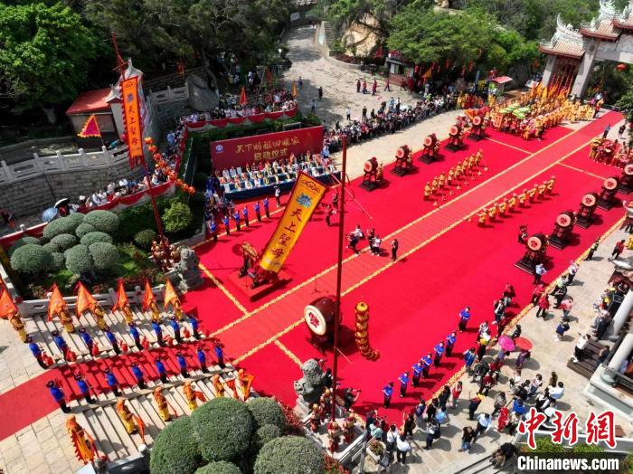 航拍福建湄洲岛启动“天下妈祖回娘家”活动盛况。 林昇辉 摄 航拍福建湄洲岛启动“天下妈祖回娘家”活动盛况。 林昇辉 摄