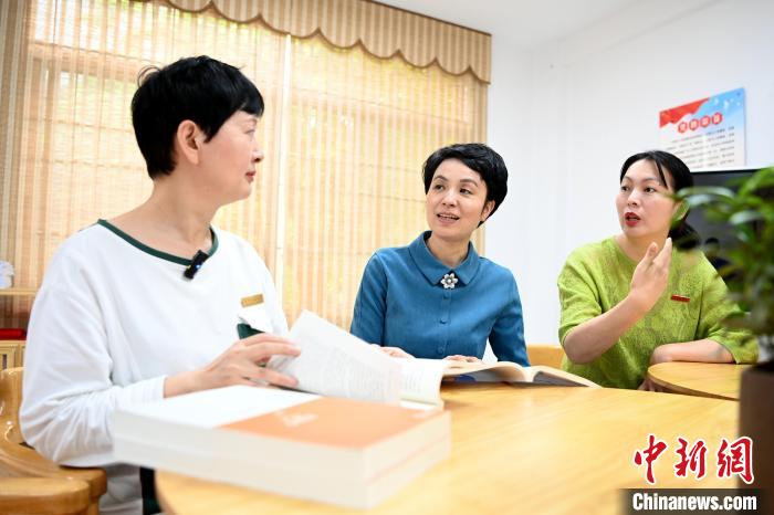 闽南师范大学法学院领导与彭素萍(左)交谈中。 张金川 摄 闽南师范大学法学院领导与彭素萍(左)交谈中。 张金川 摄