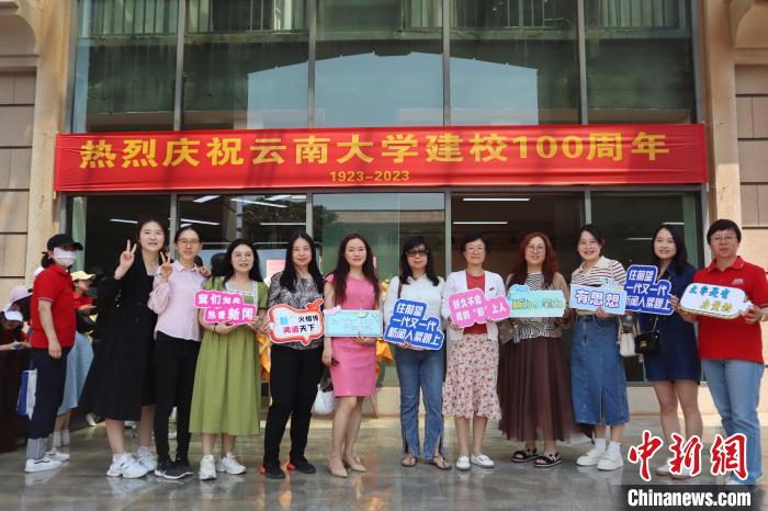 图为返校校友与教师合影 刘敏 摄 图为返校校友与教师合影 刘敏 摄