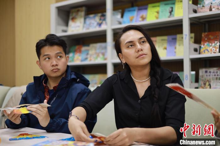留学生们正在动手制作中国传统玩具。 新蕾出版社供图 留学生们正在动手制作中国传统玩具。 新蕾出版社供图