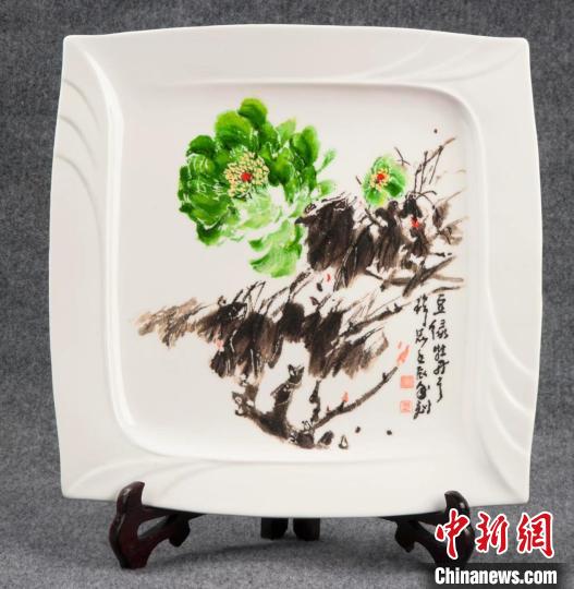 刻瓷作品展示。 受访人本人提供 刻瓷作品展示。 受访人本人提供