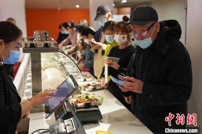 位于北京市西城区的一家养老餐集配中心启用。 中新社记者 崔楠 摄 位于北京市西城区的一家养老餐集配中心启用。 中新社记者 崔楠 摄