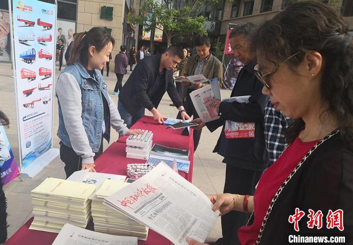 图为白银市民在街头了解知识产业相关知识。(资料图) 白银市委宣传部供图