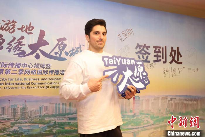 来自叙利亚的拉丁说,会将此行所见所闻分享给海外网友。 叶娴豆 摄 来自叙利亚的拉丁说,会将此行所见所闻分享给海外网友。 叶娴豆 摄