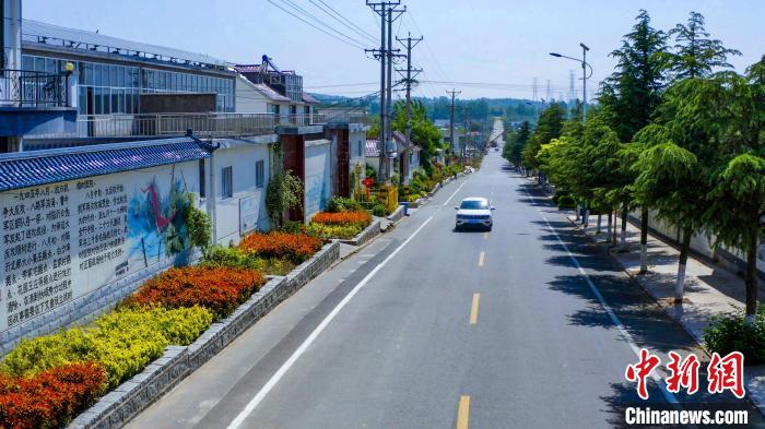 资料图:图为临沂市兰山区半程镇美丽的户户通道路。(无人机照片) 孙磊 摄 资料图:图为临沂市兰山区半程镇美丽的户户通道路。(无人机照片) 孙磊 摄