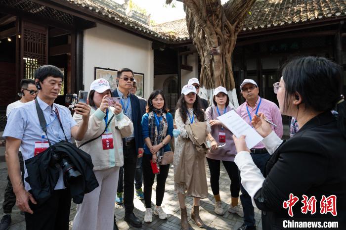 图为2021年3月24日,海外华文媒体参访团走进重庆奉节白帝城。 何蓬磊 摄 图为2021年3月24日,海外华文媒体参访团走进重庆奉节白帝城。 何蓬磊 摄