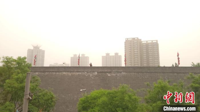 图为西安明城墙被沙尘笼罩。 吴西檬 摄 图为西安明城墙被沙尘笼罩。 吴西檬 摄