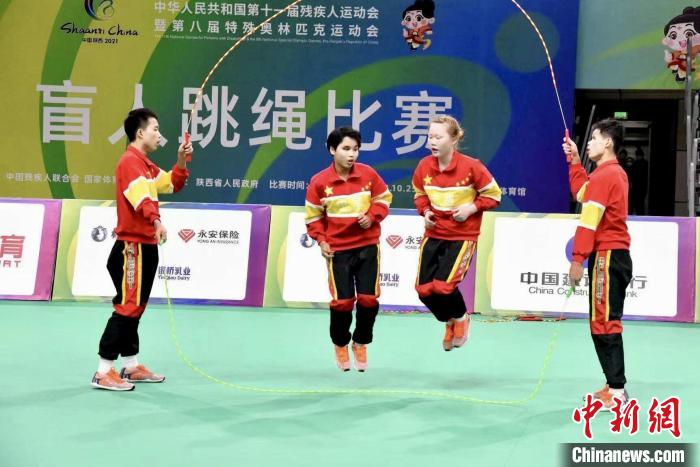 南昌市盲童学校“光明行”跳绳队队员参加全国第十一届残运会暨第八届特奥会盲人跳绳比赛。 南昌市青山湖区委宣传部供图 南昌市盲童学校“光明行”跳绳队队员参加全国第十一届残运会暨第八届特奥会盲人跳绳比赛。 南昌市青山湖区委宣传部供图