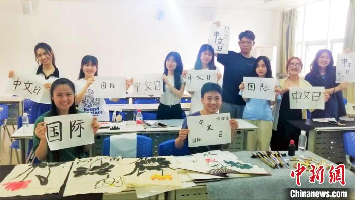 图为留学生在展示书法作品。 雷金燕 摄 图为留学生在展示书法作品。 雷金燕 摄