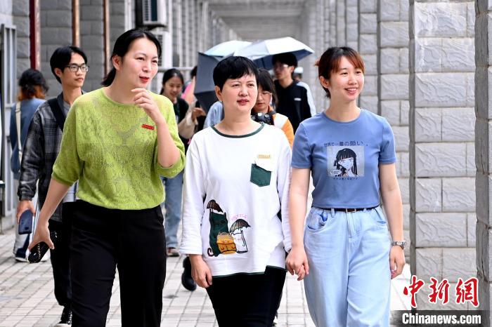 在闽南师范大学校园中的彭素萍(中)。 张金川 摄 在闽南师范大学校园中的彭素萍(中)。 张金川 摄