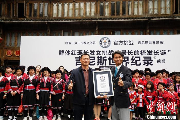 吉尼斯认证官杨绍鹏颁发吉尼斯世界纪录认证证书。 吴梦行 摄 吉尼斯认证官杨绍鹏颁发吉尼斯世界纪录认证证书。 吴梦行 摄
