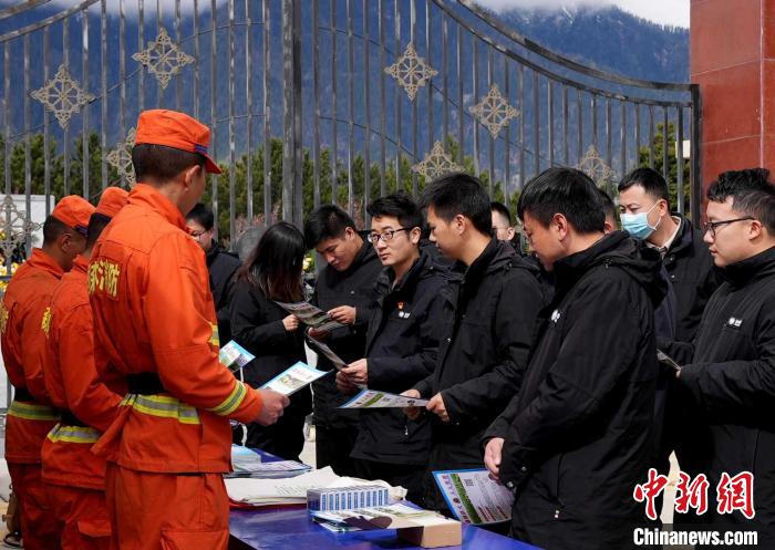 森林消防队员正在为民众普及防火知识。 西绕拉翁 摄 森林消防队员正在为民众普及防火知识。 西绕拉翁 摄