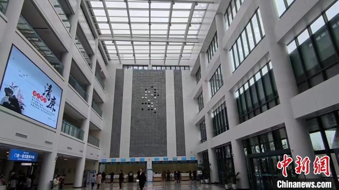 图为晋城市人民医院门诊大厅的棋盘设计。 赵波 摄 图为晋城市人民医院门诊大厅的棋盘设计。 赵波 摄