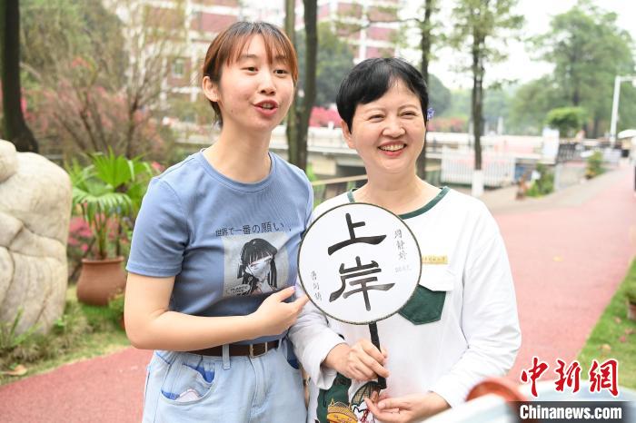 彭素萍日前向中新社记者开心地分享她刚刚考研成功“上岸”的喜悦。 张金川 摄 彭素萍日前向中新社记者开心地分享她刚刚考研成功“上岸”的喜悦。 张金川 摄
