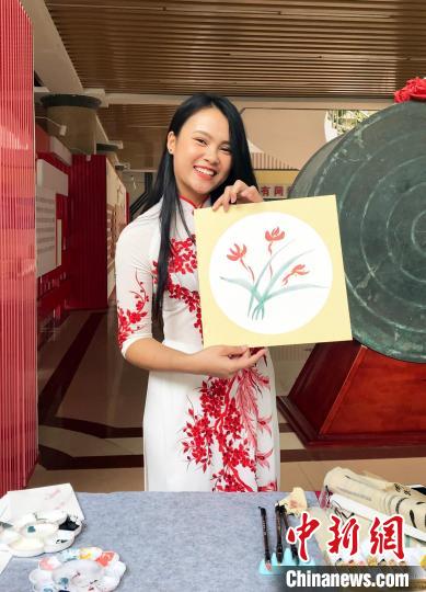 图为越南留学生闭氏茹琼在展示其画作。 彭晓媛 摄 图为越南留学生闭氏茹琼在展示其画作。 彭晓媛 摄