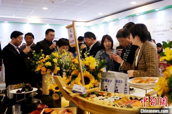4月24日,“津农精品”进北京推介活动在全国农业展览馆举办。图为推介活动现场。 刘俊苍 摄 4月24日,“津农精品”进北京推介活动在全国农业展览馆举办。图为推介活动现场。 刘俊苍 摄