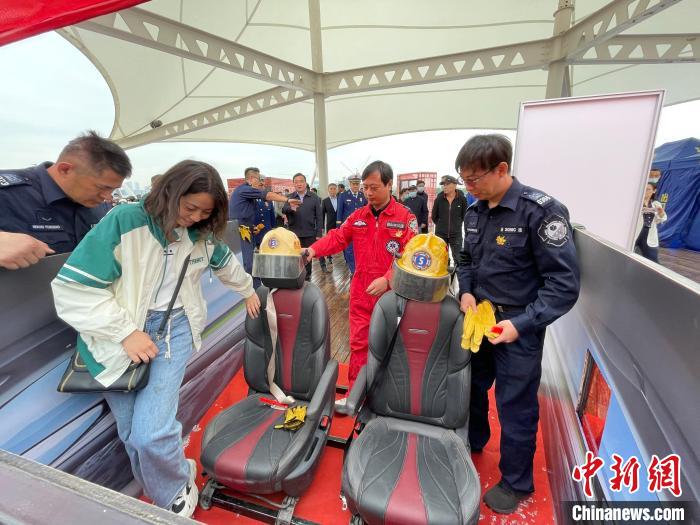在展示区内,市民们不仅可以观摩体验各种先进的陆用消防器材、水面舟艇类的搜救装备和水下的潜水搜救装备。 上海市徐汇区消防救援支队供图 在展示区内,市民们不仅可以观摩体验各种先进的陆用消防器材、水面舟艇类的搜救装备和水下的潜水搜救装备。 上海市徐汇区消防救援支队供图