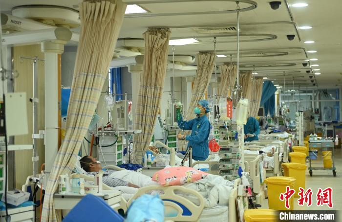 图为呼吸与危重症医学科监护室护士正在值班查看患者情况。 陈超 摄 图为呼吸与危重症医学科监护室护士正在值班查看患者情况。 陈超 摄