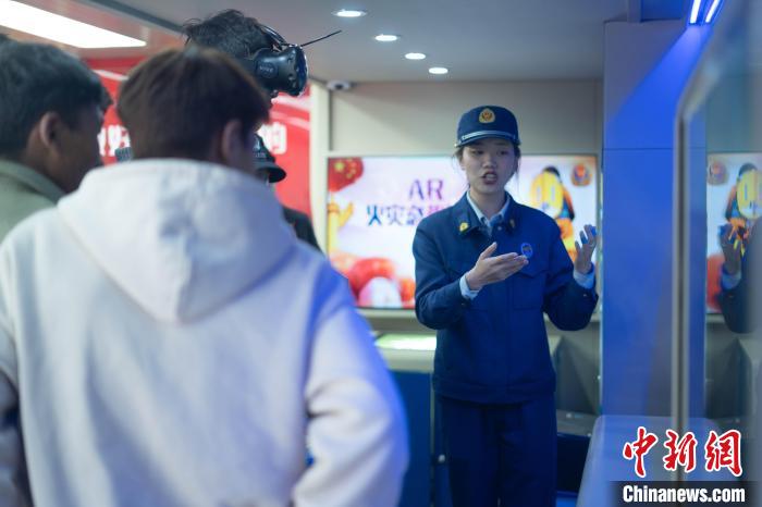 图为学生体验VR消防体验室。 贡嘎来松 摄 图为学生体验VR消防体验室。 贡嘎来松 摄