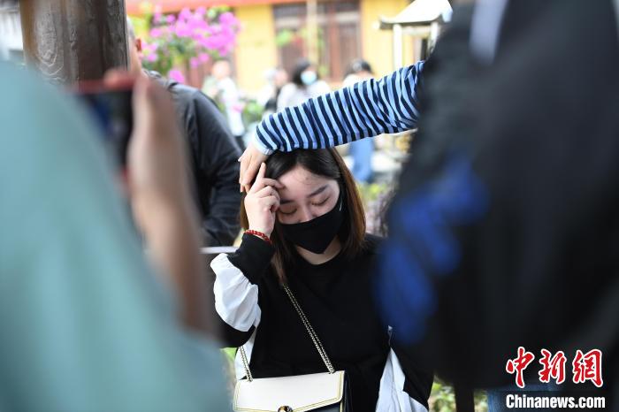 重庆坠亡姐弟母亲陈美霖11日中午来到天台寺,告慰孩子。 陈超 摄 重庆坠亡姐弟母亲陈美霖11日中午来到天台寺,告慰孩子。 陈超 摄