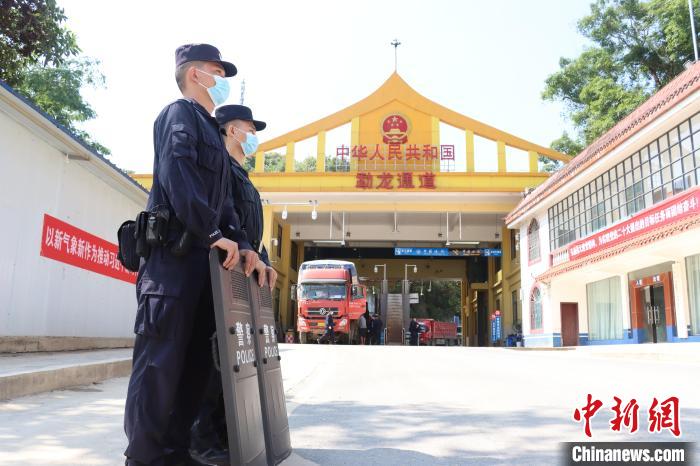 图为中缅边境勐龙通道。 景洪港边检站供图 图为中缅边境勐龙通道。 景洪港边检站供图
