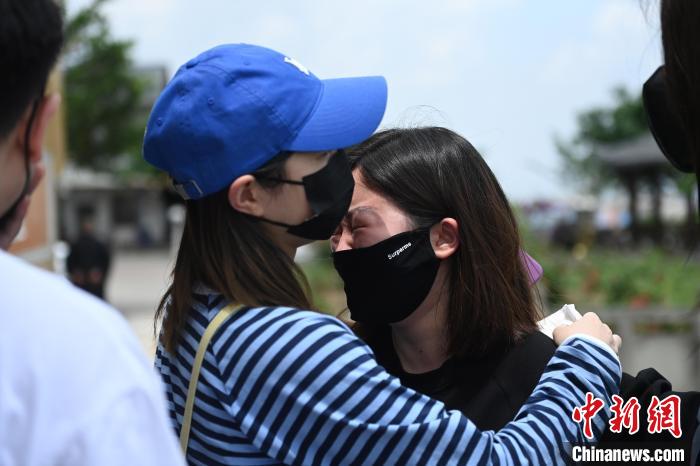重庆坠亡姐弟母亲陈美霖11日中午来到天台寺,告慰孩子。 陈超 摄 重庆坠亡姐弟母亲陈美霖11日中午来到天台寺,告慰孩子。 陈超 摄