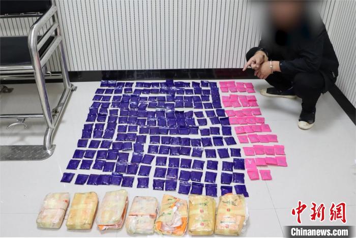 图为李某和陆某有指认查获毒品。 红河边境管理支队供图 图为李某和陆某有指认查获毒品。 红河边境管理支队供图
