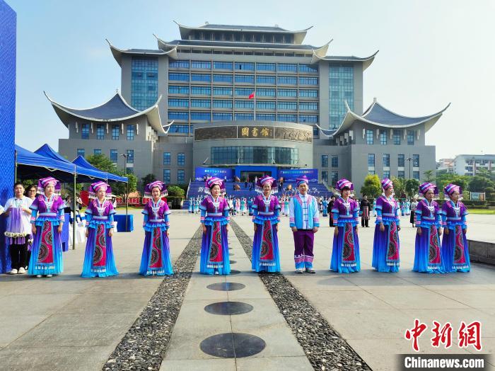 5月18日,广西民族大学民歌学院揭牌成立。图为歌舞表演现场。 黄艳梅 摄 5月18日,广西民族大学民歌学院揭牌成立。图为歌舞表演现场。 黄艳梅 摄