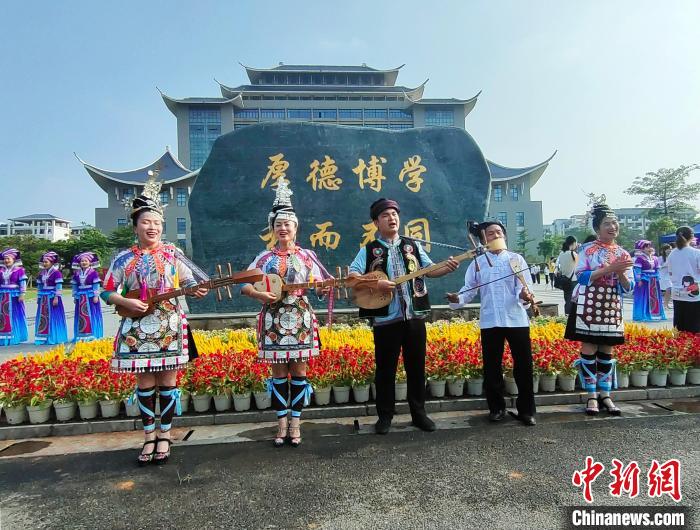 5月18日,广西民族大学民歌学院揭牌成立。图为歌舞表演现场。 黄艳梅 摄 5月18日,广西民族大学民歌学院揭牌成立。图为歌舞表演现场。 黄艳梅 摄