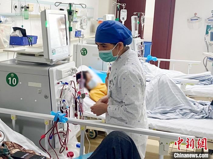 苏春雄跟患者交流。 林洁琪 摄 苏春雄跟患者交流。 林洁琪 摄