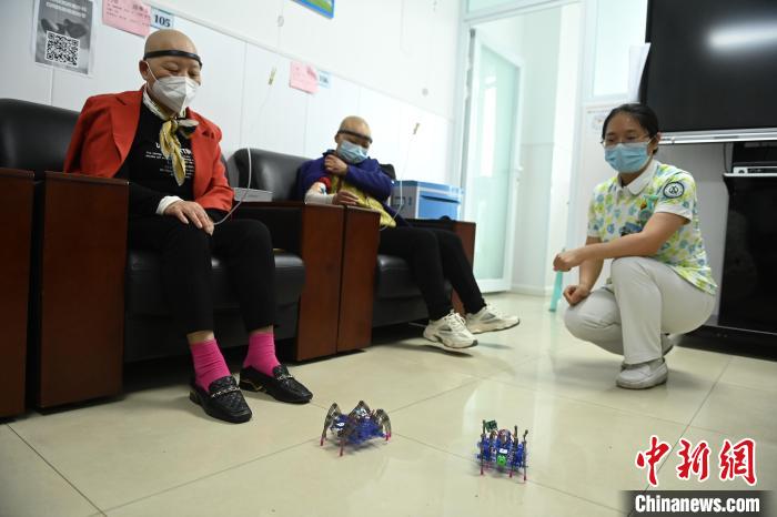 图为患者在输液期间通过“意念蜘蛛”进行正念疗法。 陈超 摄 图为患者在输液期间通过“意念蜘蛛”进行正念疗法。 陈超 摄