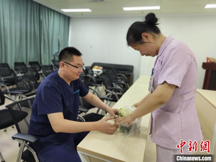 孙悦中午给丈夫送饭。 赵晓 摄 孙悦中午给丈夫送饭。 赵晓 摄