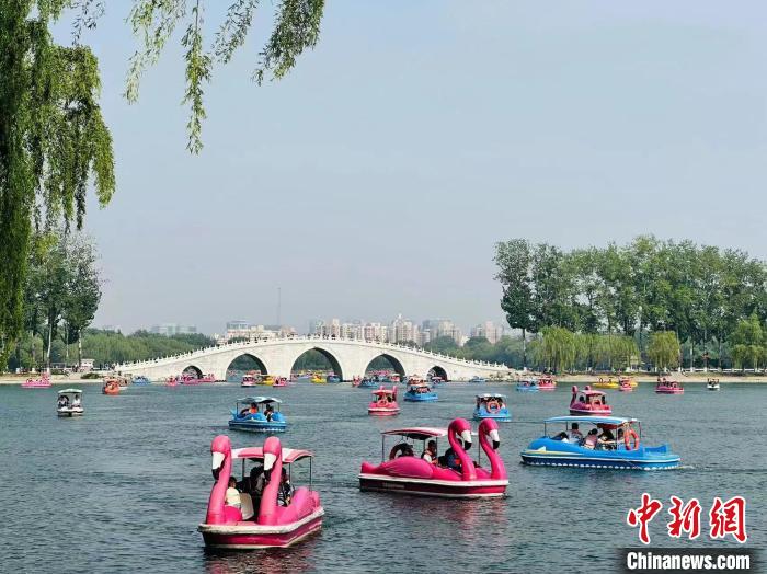 图为游客在玉渊潭公园游船。 北京市公园管理中心供图 图为游客在玉渊潭公园游船。 北京市公园管理中心供图