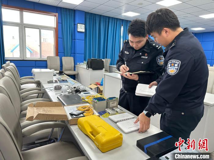 警方当场查获用于作案的GOIP设备2台,交换机路由器1台,流量卡1张,作案手机4部。 警方当场查获用于作案的GOIP设备2台,交换机路由器1台,流量卡1张,作案手机4部。