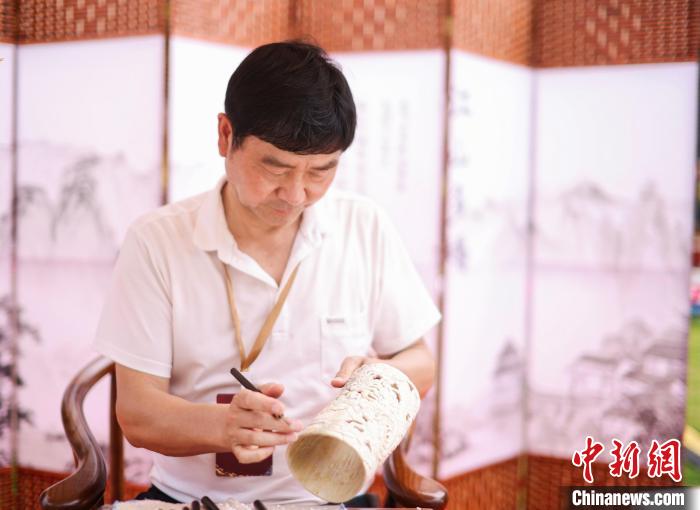 图为重庆非物质文化遗产暨老字号博览会上的非遗技艺展示。 重庆市文旅委供图 图为重庆非物质文化遗产暨老字号博览会上的非遗技艺展示。 重庆市文旅委供图