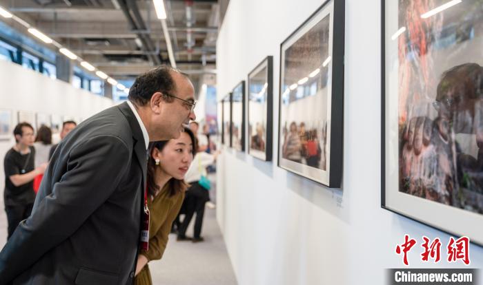 夏泽翰参观展览 英蓝集团供图 夏泽翰参观展览 英蓝集团供图