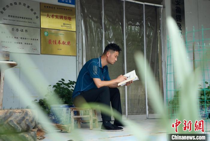 潘军杰利用闲暇时间学习充电。 陈家乐 摄 潘军杰利用闲暇时间学习充电。 陈家乐 摄